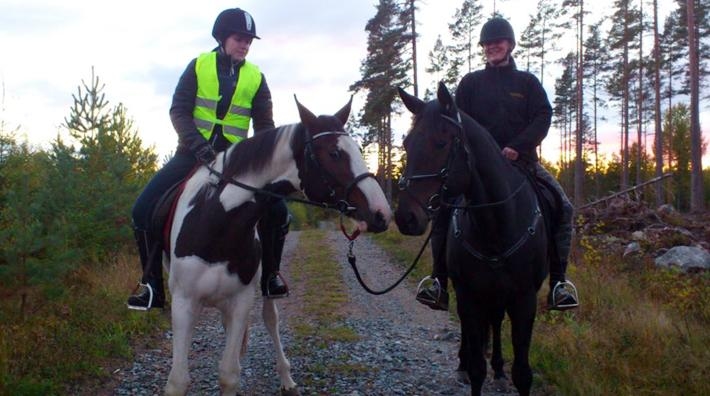 Viktoria Eriksson och dottern Moa hade en dramatisk måndag när hästarna skulle evakueras från gården. Foto: Privat