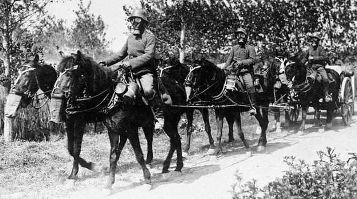 <i>Hästar och ryttare med gasmasker, foto ur Imperial War Museums samlingar (copyright IWM Q 55065).</i>