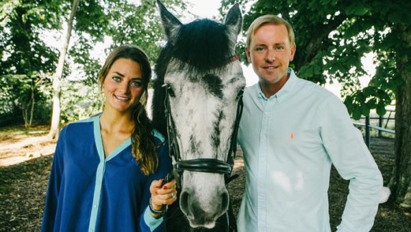 Anna Bachelor och Tobbe Larsson har programlett "Ponnyakuten".