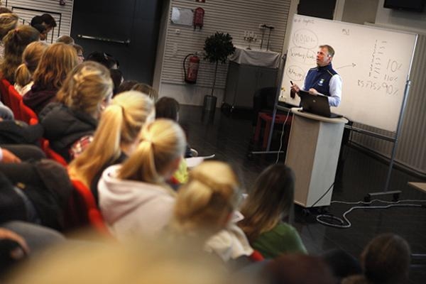 EM-medaljören Jens Fredricson bjöd på föreläsning inför fullsatta läktare, inne på Knytpunkten på Strömsholm.