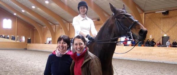 Catherine Haddad (röd tröja) tillsammans med artikelförfattaren Malin Andersson, samt en av ryttarna på clinicen.