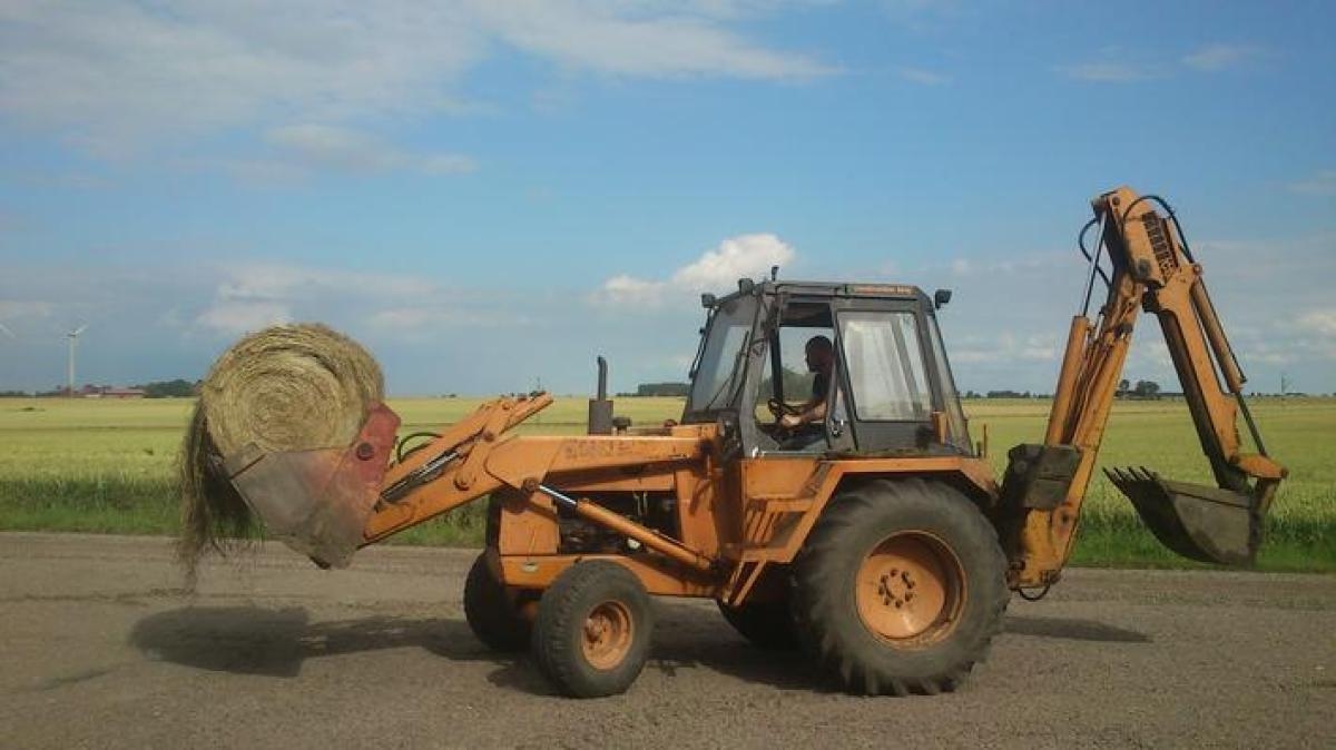 Min man kör traktor som ett riktigt proffs nu för i tiden.