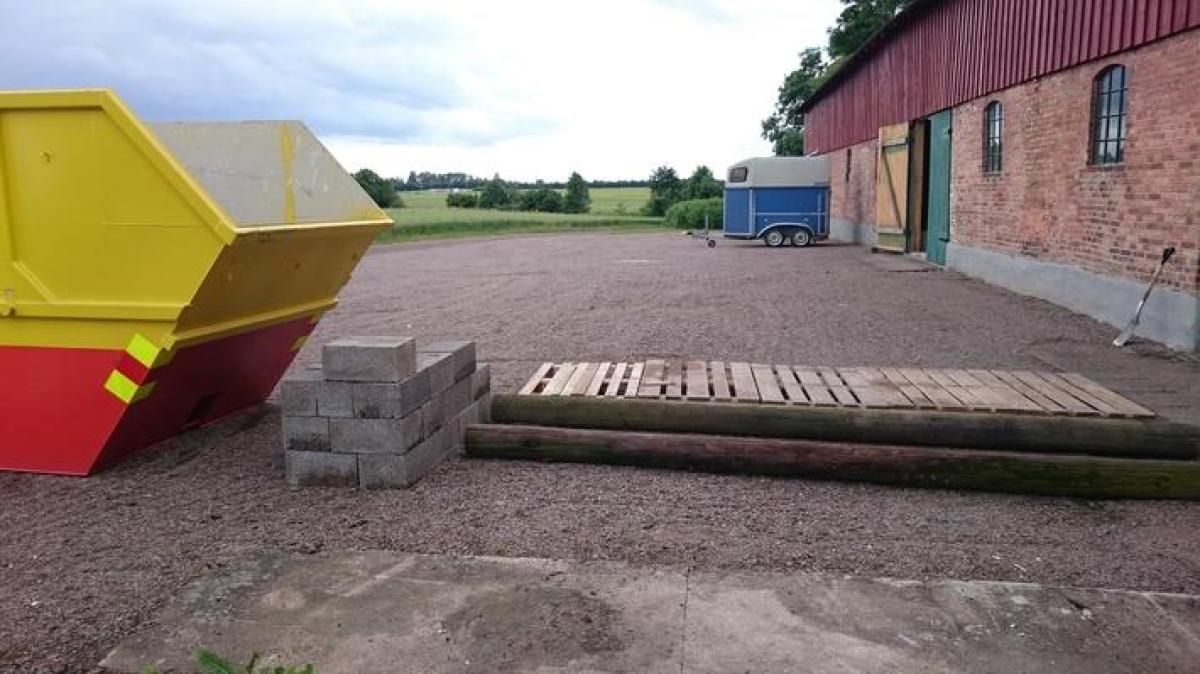 Råmaterialet till rampen. Murblock, telefonstolpar och lastpallar.